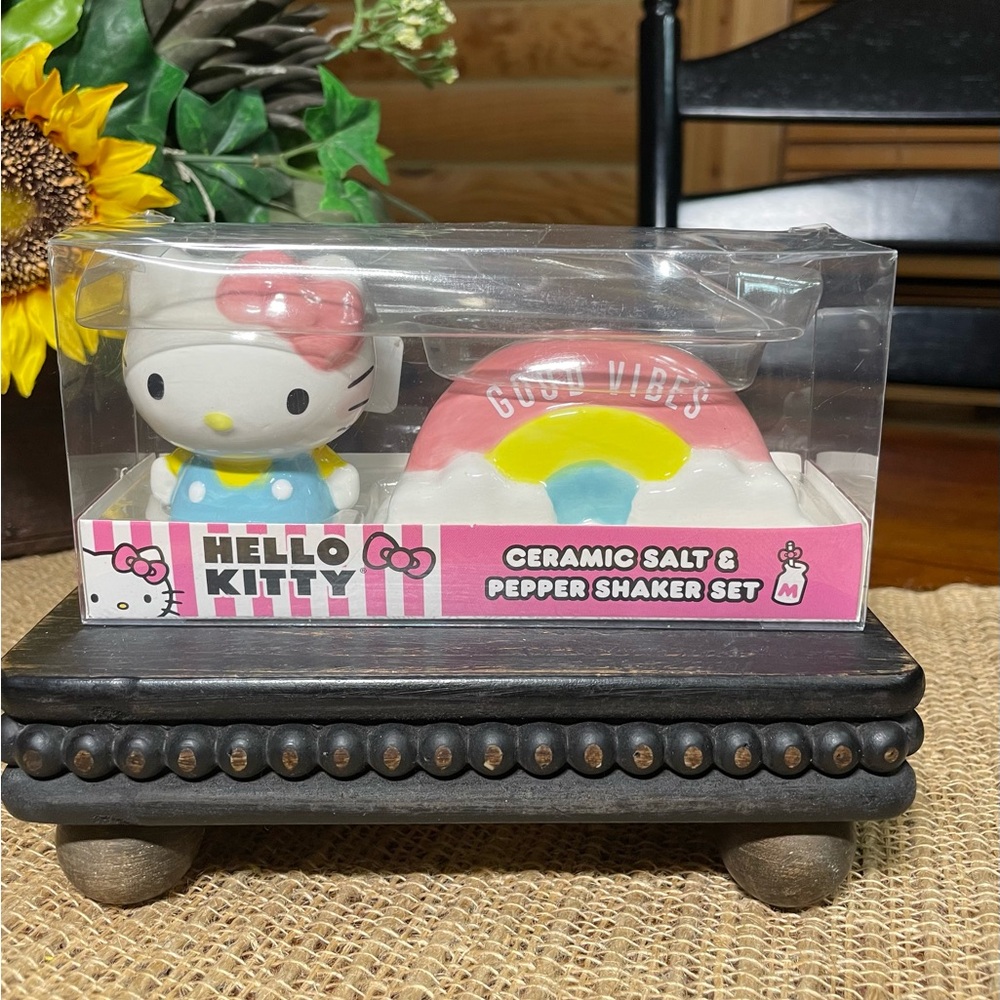 Good Vibes HELLO KITTY Rainbow SALT & PEPPER Shakers